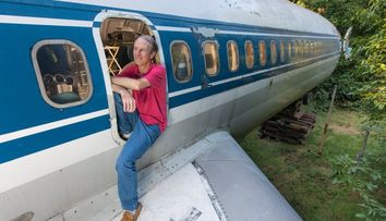 A transformat un Boeing 727 in locuinta visurilor sale. Cum arata interiorul avionului reconditionat, din mijlocul padurii - VIDEO