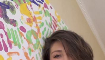Alexandra Timofte si-a cumparat din Chisinau, unde a fost in turneu cu Teatrul Nottara, insigne cu personaje din desenele rusesti si o basma traditionala