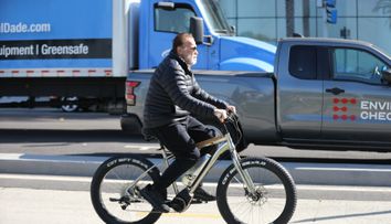 Surpriză totală: Cel mai bogat actor din lume nu e Tom Cruise sau Dwayne Johnson, ci un veteran de 77 de ani care circulă mai mult cu bicicleta și care nu a mai jucat într-un film de ani de zile