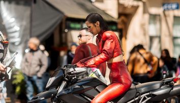 Bella Hadid a întors toate privirile! Mai sexy de atât e imposibil: Cum a apărut vedeta pe străzile din Paris