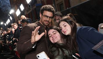 Puțini știu cine este femeia din viața lui Theo James. Actorul considerat unul dintre cei mai atrăgători bărbați de la Hollywood și-a ținut familia departe de lumina reflectoarelor