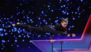 Românii au talent 2021: Diana Butan i-a cucerit pe jurați cu numărul ei de contorsionism la înălțime