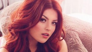 Elena Gheorghe, in cea mai scurta rochie purtata pana acum. Vedeta demonstreaza ca are un corp de adolescenta