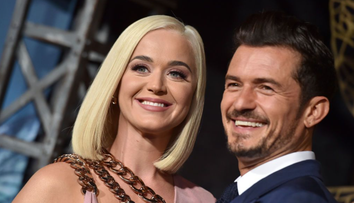 Katy Perry l-a dat pe spate pe Orlando Bloom după ce a pozat dezbrăcată. „Iubito, te rog”
