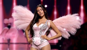 ”Efectiv, a salvat show-ul Victoria's Secret de anul acesta!” Iubita unui fotbalist i-a lăsat pe fani cu gura căscată și a furat lumina reflectoarelor