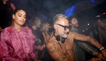 Gianluca Vacchi, înconjurat de femei în avionul său privat. Excentricul DJ a plecat spre festivalul Tomorrowland