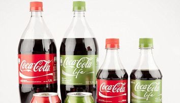Schimbare istorica pentru Coca Cola. Compania lanseaza un nou produs si renunta la eticheta rosie, pentru prima data din 1920