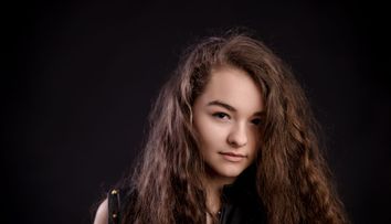 Rebeca Neacsu a lansat primul single din cariera. Cum suna piesa 