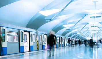 Versuri scrise de Ana Blandiana si Ioan Es. Pop, publicate in metrourile din Varsovia