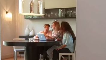 Trei prietene au vazut cum un barbat punea ceva in bautura fetei de langa el. Ceea ce au facut a salvat-o pe tanara