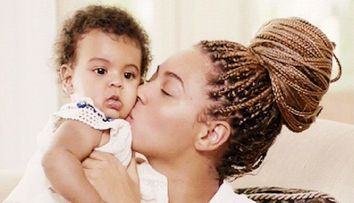 Poza pe care Beyonce nu si-ar fi dorit sa o vada vreodata. Copilul din flori al lui Jay-Z seamana perfect cu fiica ei, Blue Ivy: FOTO