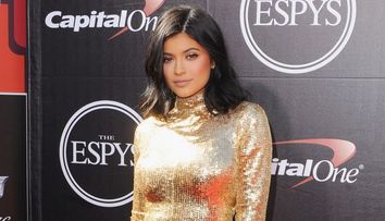 Pozele pentru care Kylie Jenner e considerata regina internetului. Top 12 imagini cu mezina familiei Kardashian-Jenner