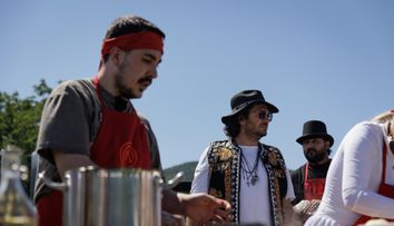 Pentru prima dată în acest sezon, concurenții MasterChef gătesc în afara bucătăriei, pentru zeci de invitați speciali! Ediția de aseară a fost lider de audiență!