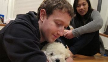 Mark Zuckerberg a implinit 29 de ani. Zece lucruri amuzante despre co-fondatorul Facebook, un miliardar atipic