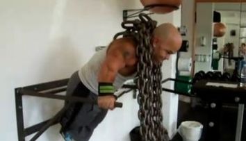 Nu e o gluma, nu e o parodie: Niciun musculos din lume nu-l poate intrece pe piticul culturist! Vezi ce a reusit sa faca: