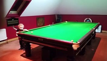 Are doar 3 ani, dar loviturile lui la snooker sunt incredibile. Ce face acest baietel depaseste orice asteptare