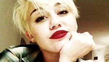 Miley Cyrus uimeste din nou: Si-a facut o noua schimbare de look cu ocazia unui recital