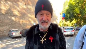 Gigi Becali le-a împărțit bani unor elevi, lângă un liceu din București. Reacția internauților: „Așa zile să tot ai”