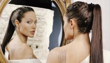 O romanca, dublura Angelinei Jolie intr-un film. Ce zici, seamana vreun pic?