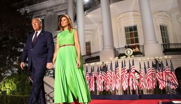 Fotografia oficială de Crăciun a cuplului de la Casa Albă, la final de mandat. Ce ținută a ales Melania Trump