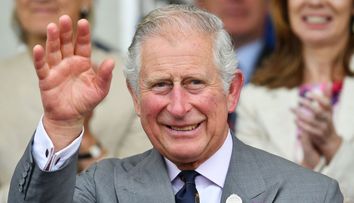 De ce are Regele Charles al III-lea mâinile umflate și roșii. Cum explică doctorii acest lucru