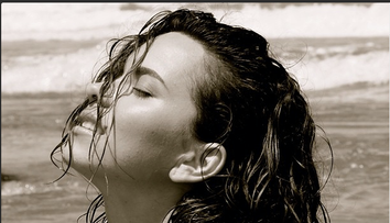 Inna, complet goala intr-o fotografie. Fanii din Turcia au luat foc cand au vazut-o asa: 