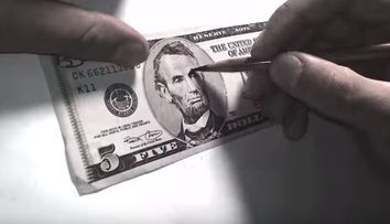 A luat un creion si a inceput sa deseneze pe o bancnota. Rezultatul: complet neasteptat.