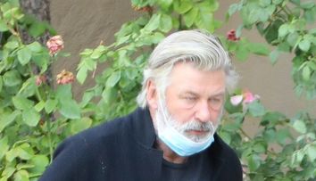 Alec Baldwin, imagini cutremurătoare alături de familia femeii pe care a ucis-o. Cum l-au surprins paparazzii