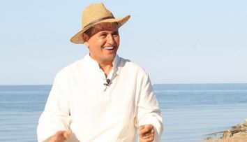 Nea Marin are doua fete mandre ca-n povesti si se faleste cu ele peste tot. Uite cat de frumoase sunt cele doua
