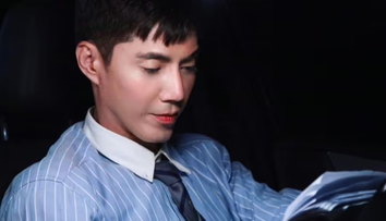 Actorul Wang Tai, găsit mort pe acoperiș, la câteva ore după ce fusese la o filmare. Avea 43 de ani