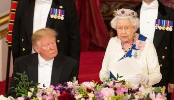 Momentul în care Donald Trump ațipește în timpul discursului reginei Marii Britanii (VIDEO)