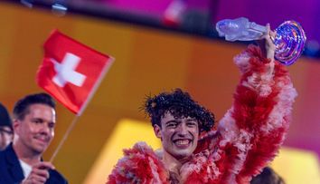 VIDEO Nemo, câștigătorul Eurovision 2024, a spart trofeul pe scenă! Ce a declarat la scurt timp după incident