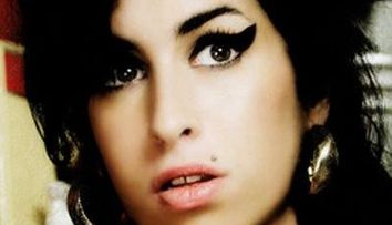 Amy Winehouse a refuzat sa apeleze la specialisti pentru a scapa de dependenta de alcool