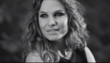 Anna Lesko, delicata si seducatoare in cel mai recent videoclip. Cum arata artista in videoclipul piesei 