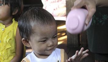 O fetita din Myanmar vrea sa intre in Cartea Recordurilor: are 12 degete la maini si 14 la picioare! FOTO