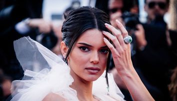 Acestea sunt vedetele care și-au etalat corpul în rochii transparente la Festivalul de la Cannes. La actuala ediție, care începe pe 13 mai 2025, organizatorii interzic nuditatea pe covorul roșu