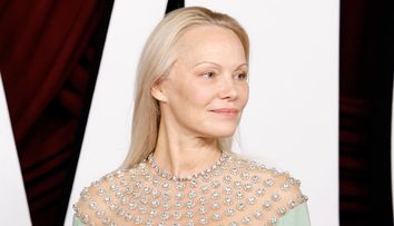 A renunțat la statutul de sex-simbol, dar la 57 de ani încă farmecă audiența cu un look 100% natural! Pamela Anderson, în centrul atenției la Glamour Women of the Year Awards