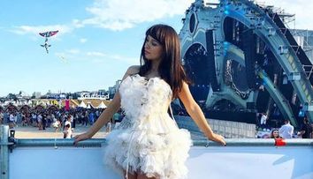 PRO TV ia pulsul petrecerii de la Neversea, iar Irina Rimes ține publicul cât mai aproape de scenă. Imagini exclusive