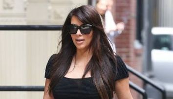Kim Kardashian o da iar in bara. S-a chinuit sa incapa intr-o rochita transparenta si s-a facut de rusine in plina strada: FOTO