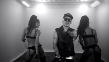 Adrian Tutu are un nou look si o noua piesa. Domnisoarele dezbracate din clip au acaparat, insa, toata atentia - VIDEO