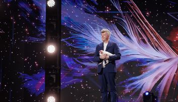 Românii au talent 2025, 21 februarie. Jo de Rijck și găina lui care citește gândurile au adus multe zâmbete la masa juriului. A descoperit cea mai mare frică a lui Andi Moisescu