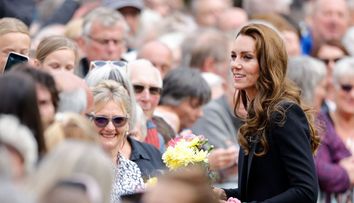 Kate Middleton, gest adorabil pentru o fetiță care i-a adus reginei un cățeluș Corgi de pluș