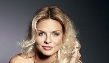 Jojo, intr-una dintre cele mai sexy rochii de mireasa care exista. Nicio femeie nu ar avea curajul sa apara asa la nunta