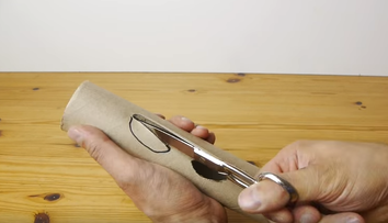 A facut cateva taieturi intr-un tub de carton si l-a transformat intr-un accesoriu pentru casa. Rezultatul, surprinzator