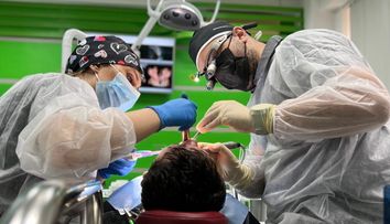 (P) Impactul implanturilor dentare asupra calității vieții. Dr. Amer Hijazi explică de ce este important să înlocuiești dinții lipsă