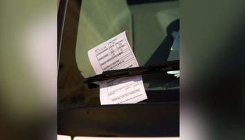 A mers la spital sa isi trateze bebelusul. Ce a gasit o mamica pe parbrizul masinii cand s-a intors in parcare