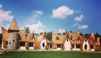 Castelul de lut din Valea Zanelor sau visul oricarui copil devenit realitate. Cum arata superba constructie