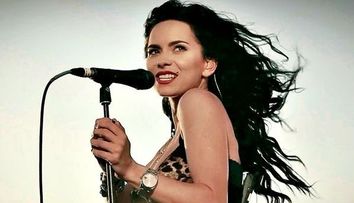 Cum incearca Inna sa demonstreze ca stie sa cante LIVE: VIDEO