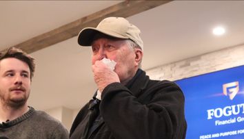 Cum a reacționat veteranul de 88 de ani, rămas fără pensie, când a aflat că oamenii impresionați de povestea lui i-au donat o avere! Ed a primit un cec de 1,77 milioane $ după ce un influencer l-a surprins la lucru într-un supermarket
