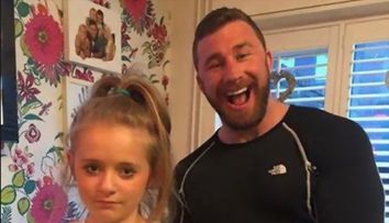 Metoda geniala prin care un tata incearca sa tina baietii departe de fiica lui. Imaginea care a ajuns viral pe internet